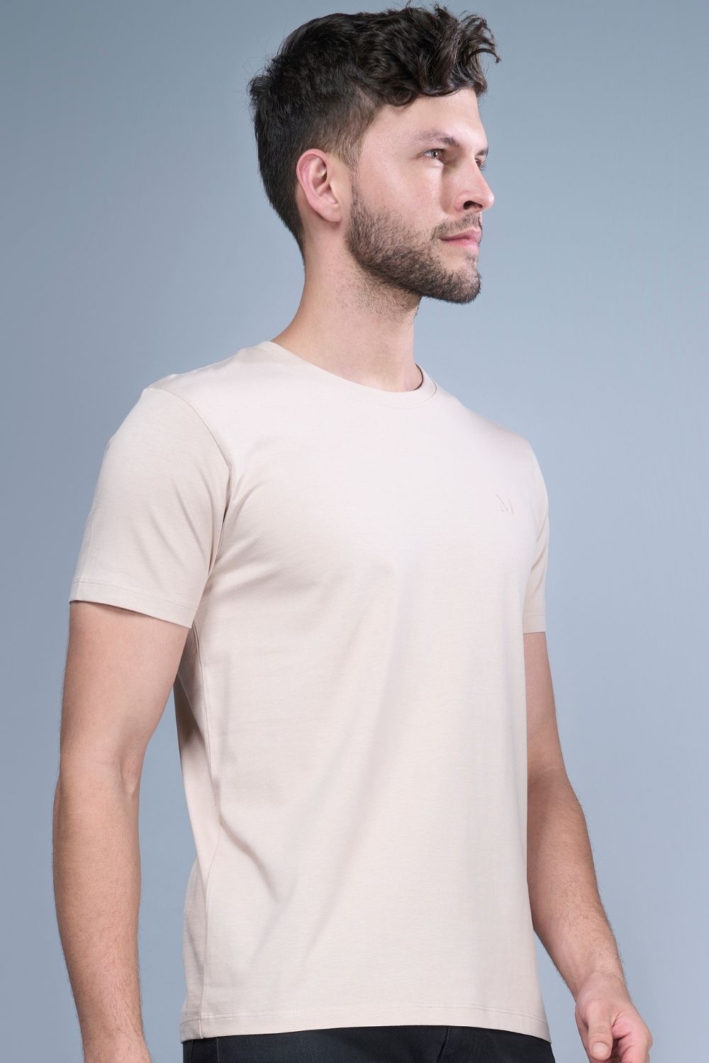 Solid T shirt for men in the color moon light with half sleeves and round neck, side view.